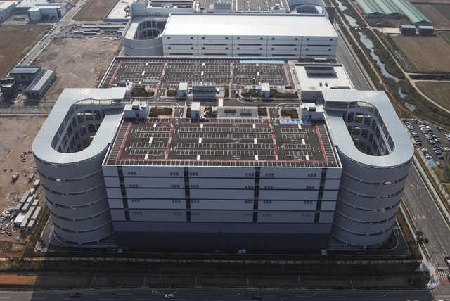 루닉 김포 케이원 로지스 풀필먼트 센터 전경 - 25톤 윙바디 접안 광폭 나선 램프와 옥상 주차장